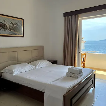 Beachside Coral Nest ساراندا