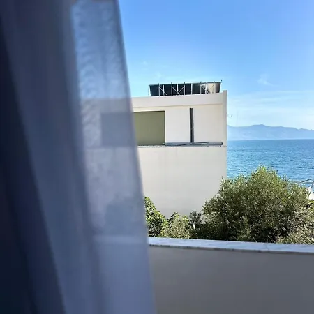 Beachside Boutique Apartment *
