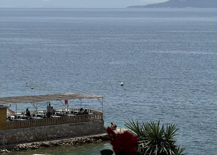 Beachside Coral Nest Sarandë